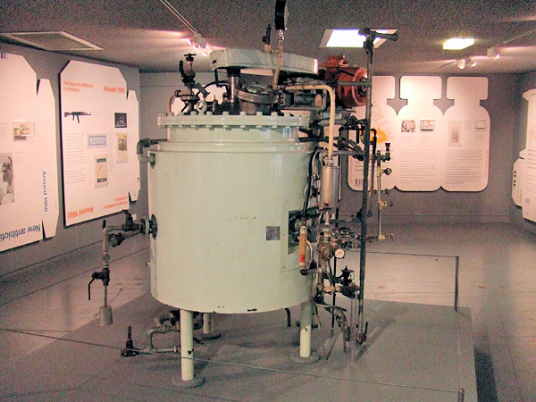 Deep-Tank Fermenter used to grow penicillium